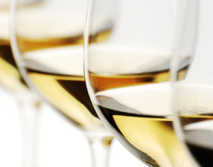 ¿Por qué hay que agitar la copa antes de catar un vino?